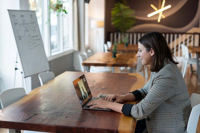 linkedin-sales-solutions-VtKoSy_XzNU-unsplash